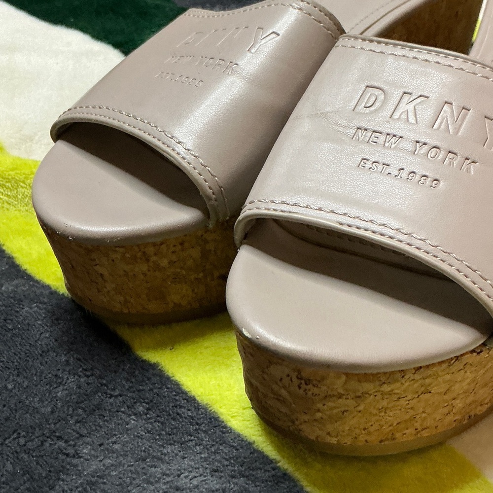 DKNY Women's Taupe Wedge Sandals Size 9 - Picture 3 of 10